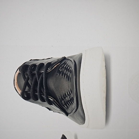 NIB Comfortiva Align Thayer Apron Toe Sneaker Black w White Sole. Size 8 & 8.5 - Picture 3 of 14